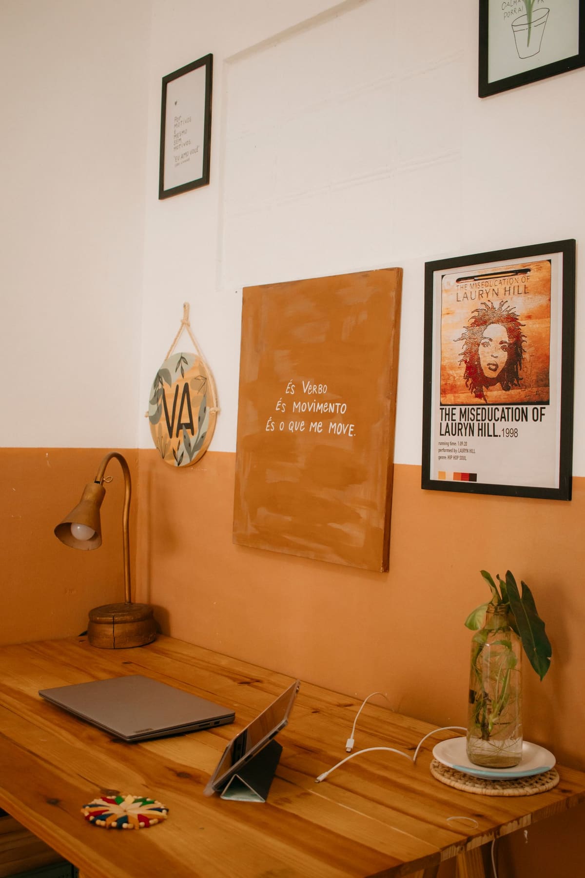 Bureau chaleureux aux murs terracotta avec ordinateur portable et décoration